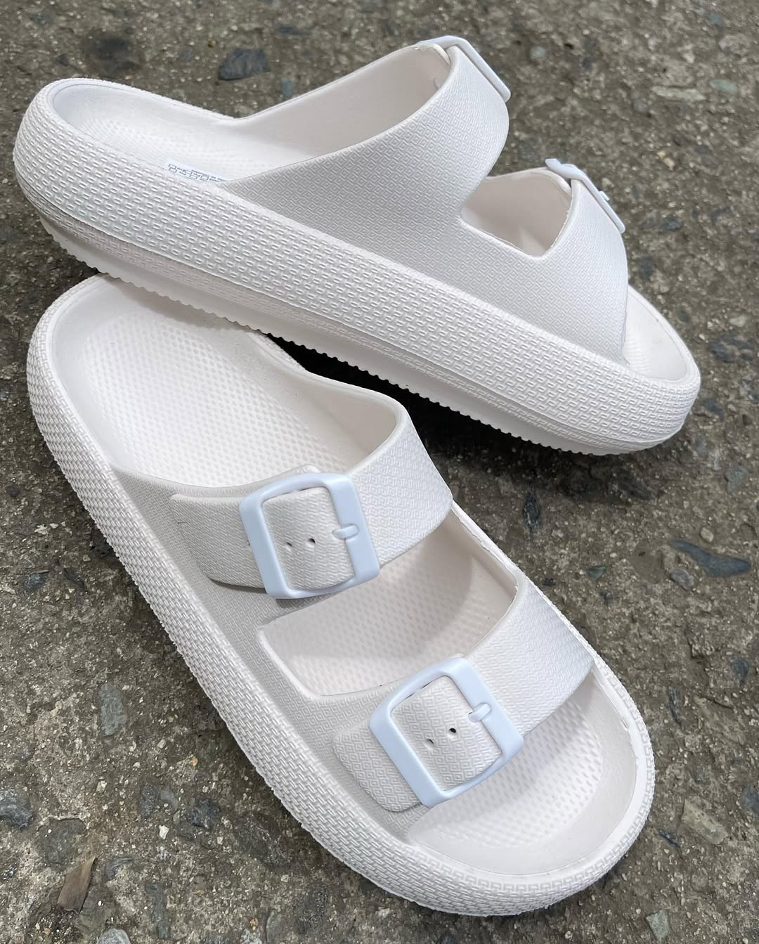 Sandalias UrbanFlex – Donde Cada Paso Se Siente Como Caminar Sobre Nubes ✨