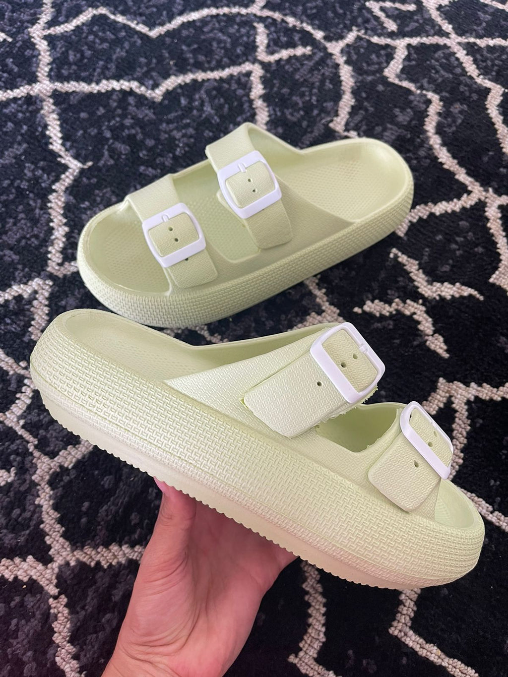 Sandalias UrbanFlex – Donde Cada Paso Se Siente Como Caminar Sobre Nubes ✨